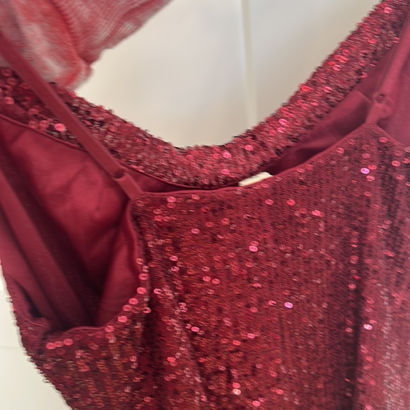 Woman’s xsmall cocktail dress, maroon with sequins. Above the knee. - Picture 4 of 7